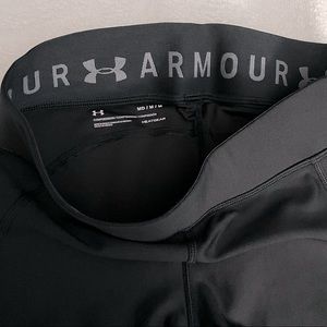 BRAND NEW Women’s Under Armour Cropped Leggings Size Medium